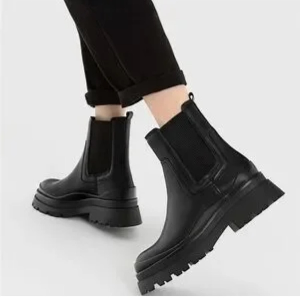 Sincerely Jules Black Leather Chunky Sole Chelsea Woman’s Boots Size 8